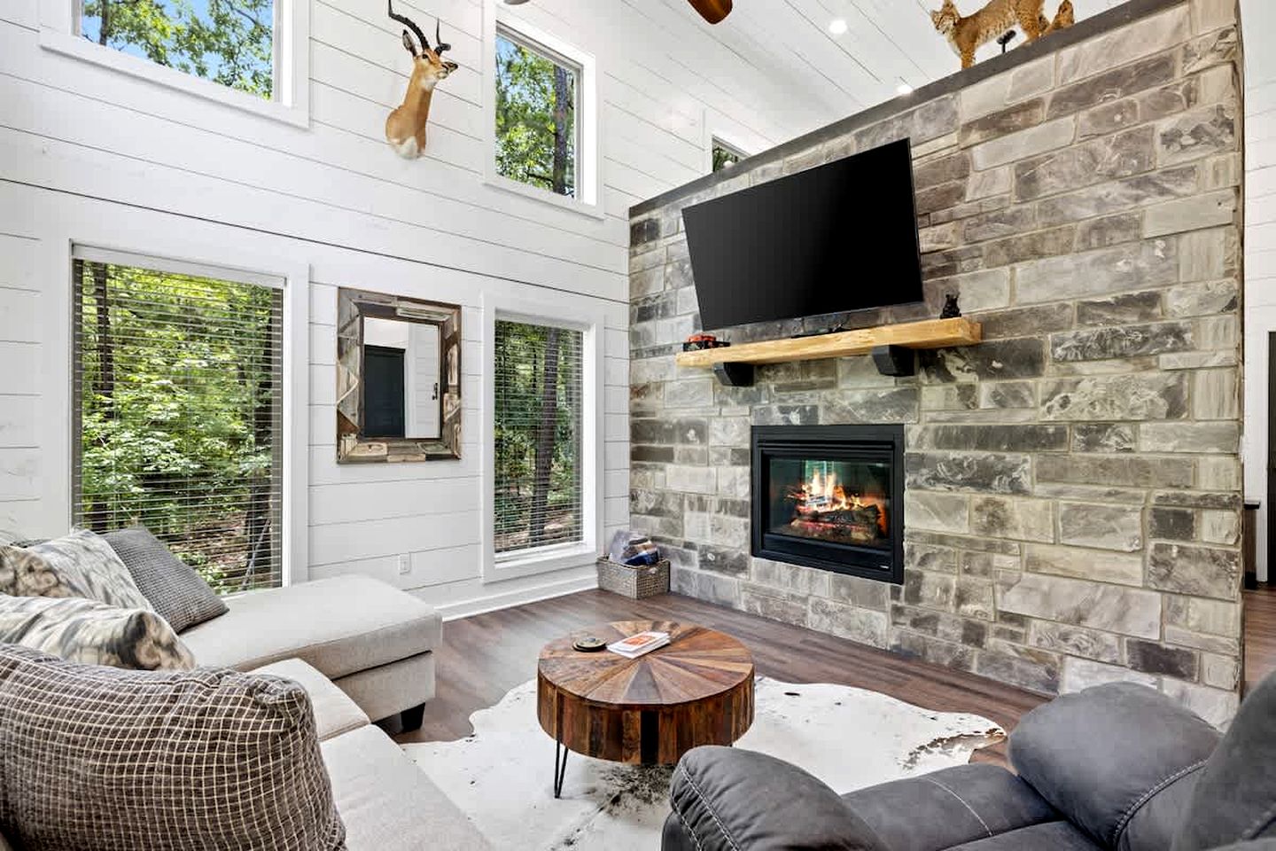 Cozy Woodland Cabin with Hot Tub & Fire Pit Near Broken Bow Lake, Broken Bow OK