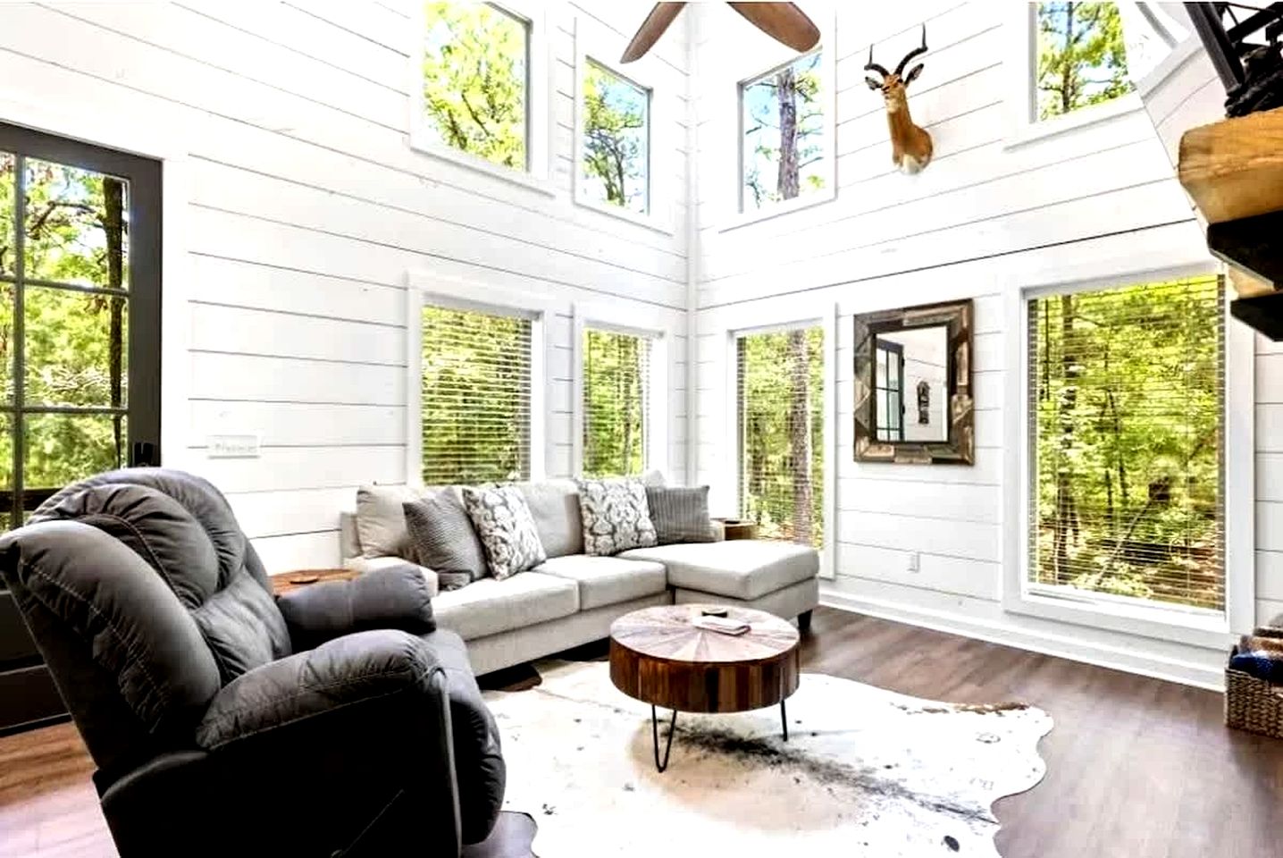 Cozy Woodland Cabin with Hot Tub & Fire Pit Near Broken Bow Lake, Broken Bow OK