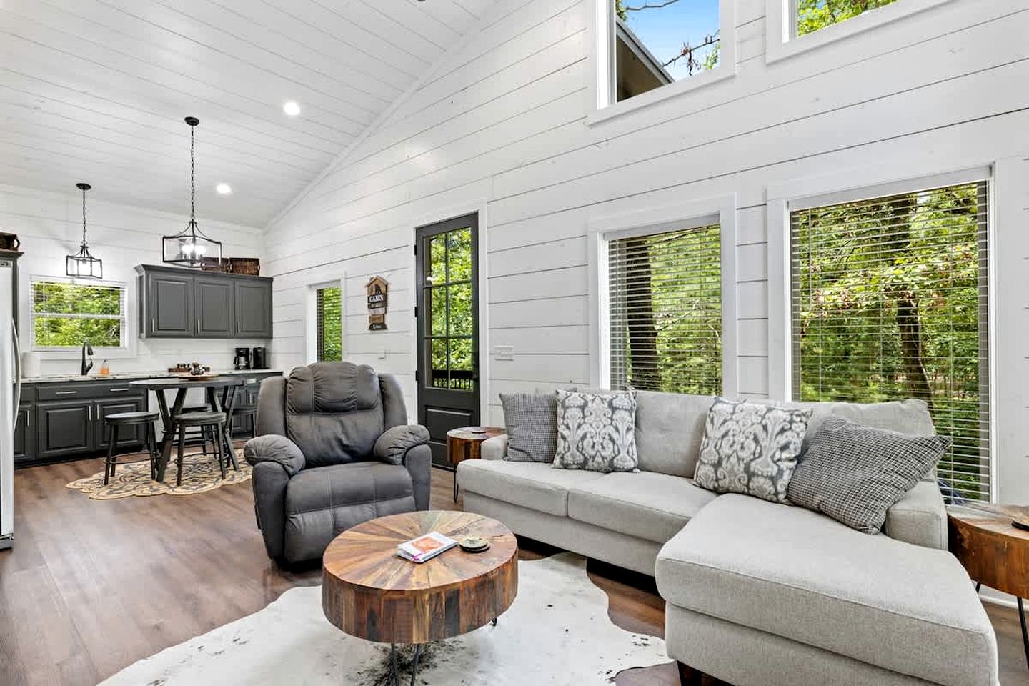 Cozy Woodland Cabin with Hot Tub & Fire Pit Near Broken Bow Lake, Broken Bow OK