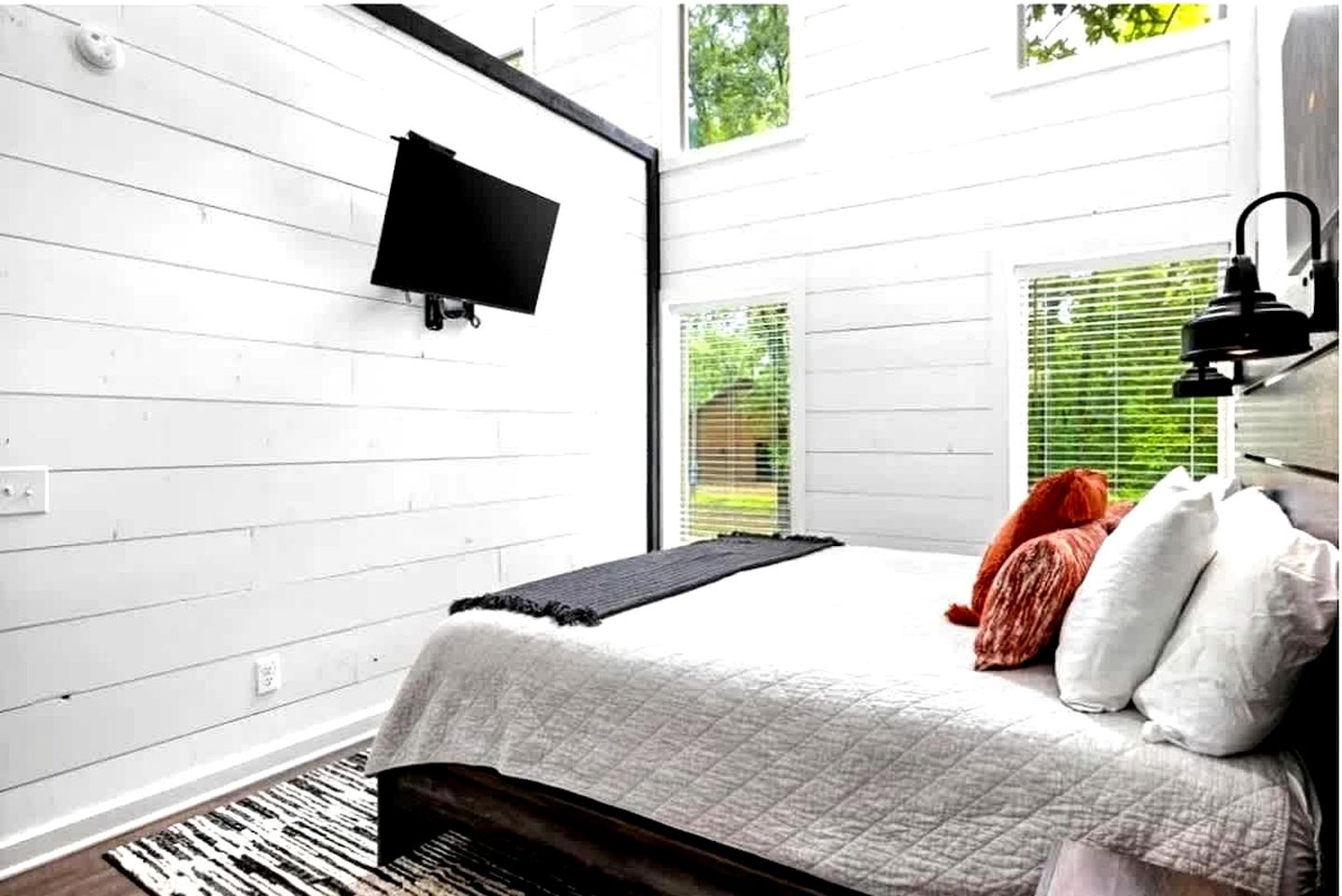 Cozy Woodland Cabin with Hot Tub & Fire Pit Near Broken Bow Lake, Broken Bow OK