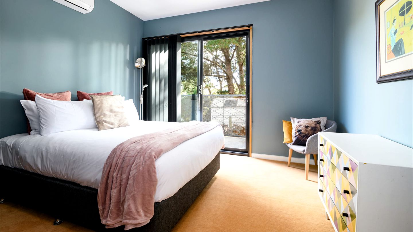 Incredible Cabin with Game Room and Fireplace in Daylesford, Victoria