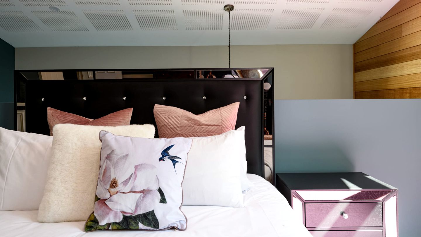 Incredible Cabin with Game Room and Fireplace in Daylesford, Victoria