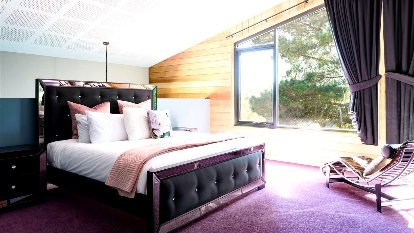 Incredible Cabin with Game Room and Fireplace in Daylesford, Victoria