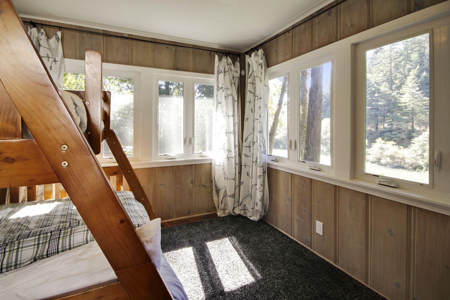 Stunning Cottage with Hot-tub in Guerneville, California