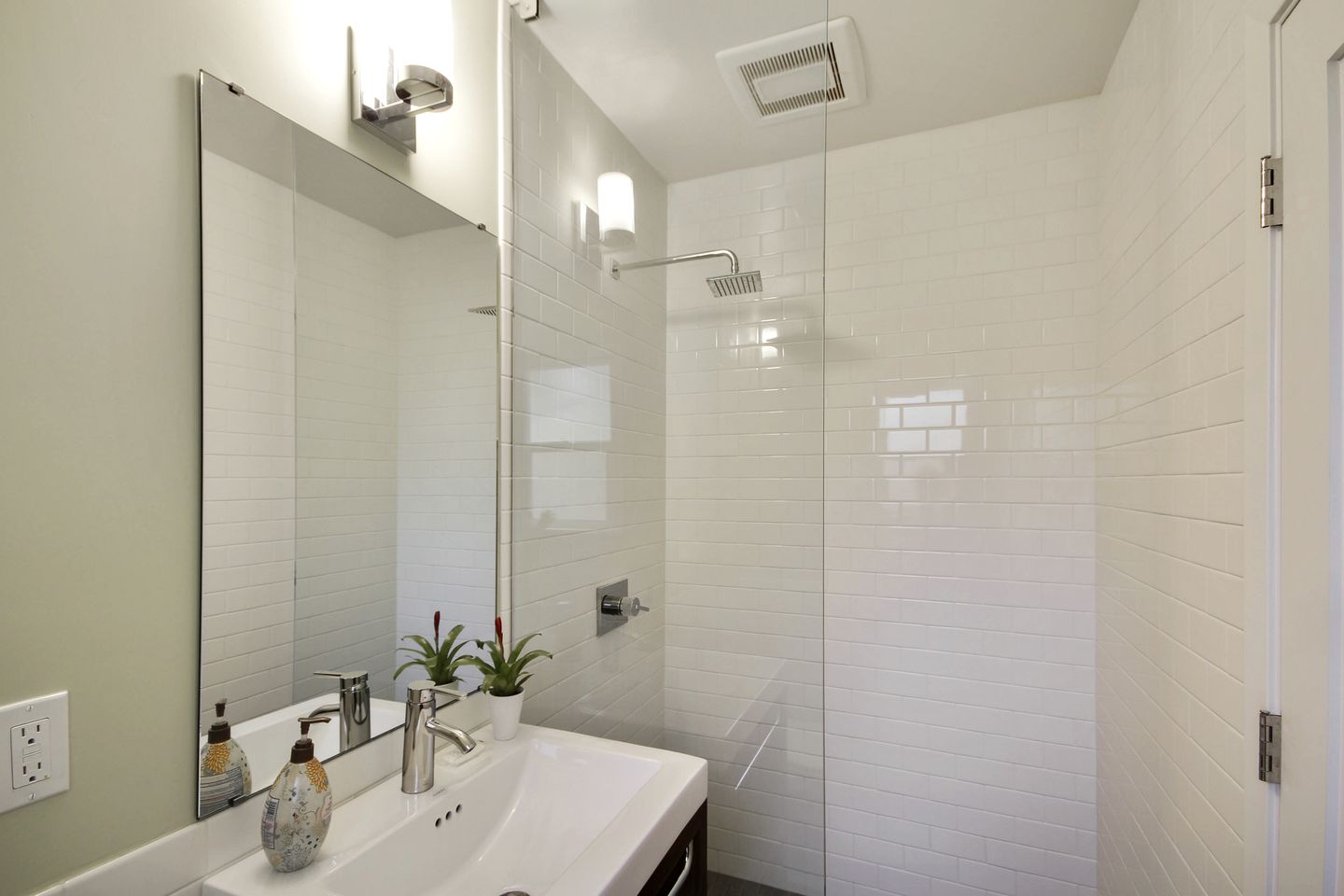 Stunning Cottage with Hot-tub in Guerneville, California