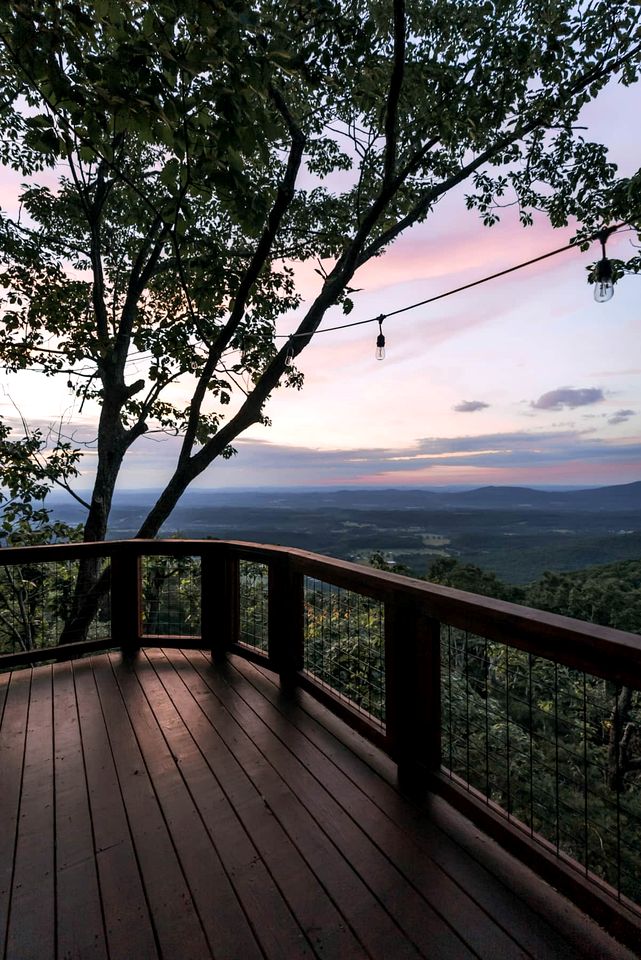 Breathtaking Tree House with Jacuzzi and Lofted Interior in Georgia