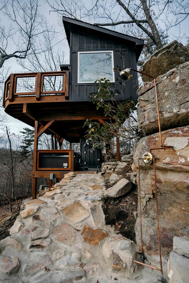 Breathtaking Tree House with Jacuzzi and Lofted Interior in Georgia