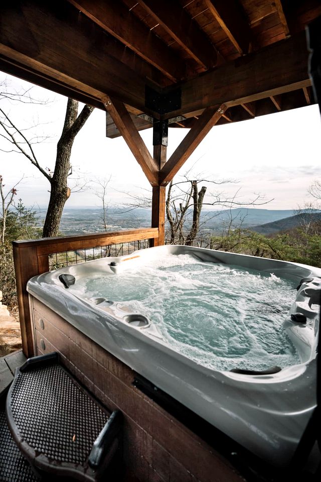 Breathtaking Tree House with Jacuzzi and Lofted Interior in Georgia