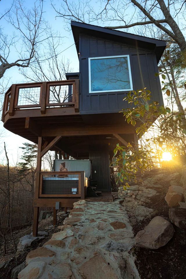 Breathtaking Tree House with Jacuzzi and Lofted Interior in Georgia