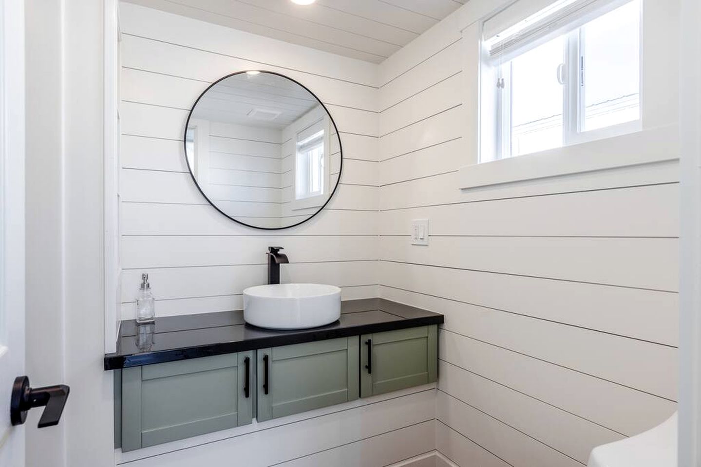 Tiny House Tranquility: Fully Equipped Original Retreat in Apple Valley