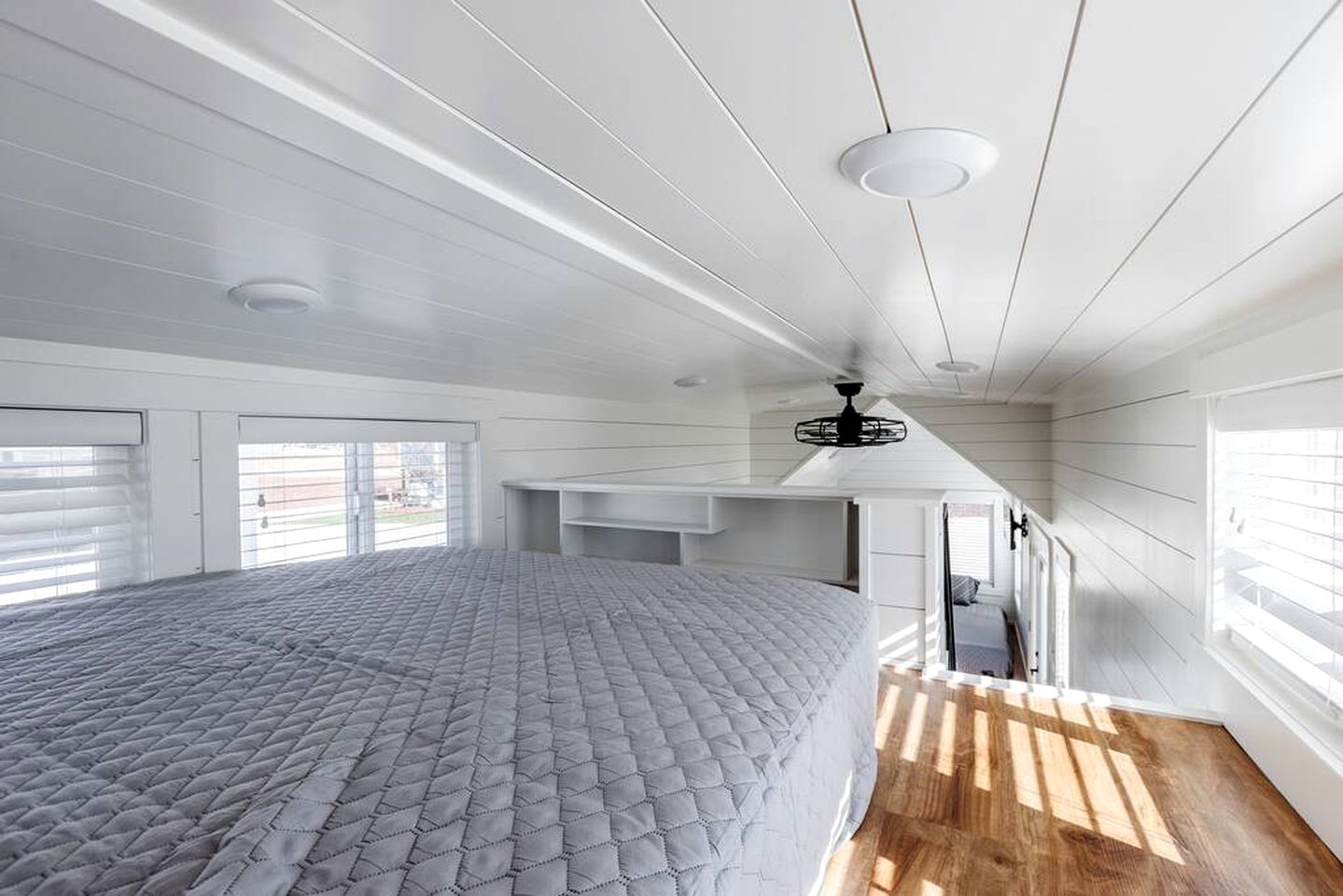 Tiny House Tranquility: Fully Equipped Original Retreat in Apple Valley
