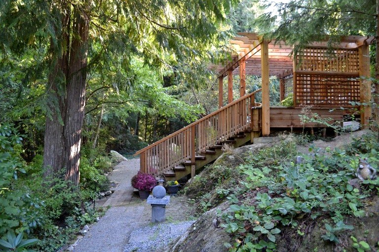 Hot Tub Cottage Rental Near Vancouver