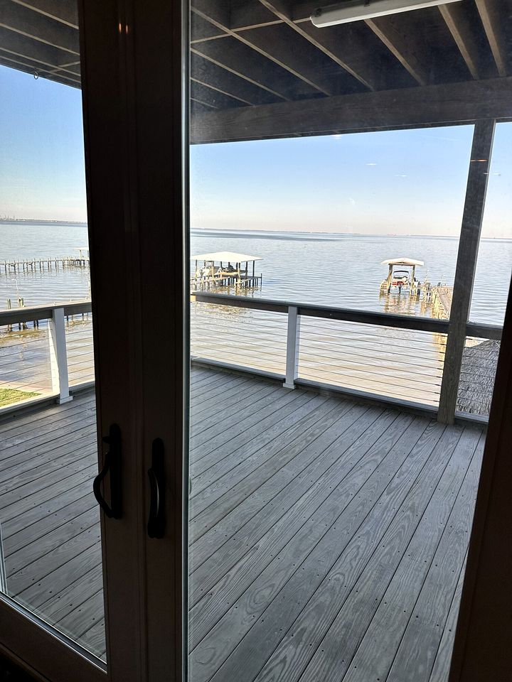 Luxury Bayfront Escape with Hot Tub & Fireplaces in Bacliff, Texas