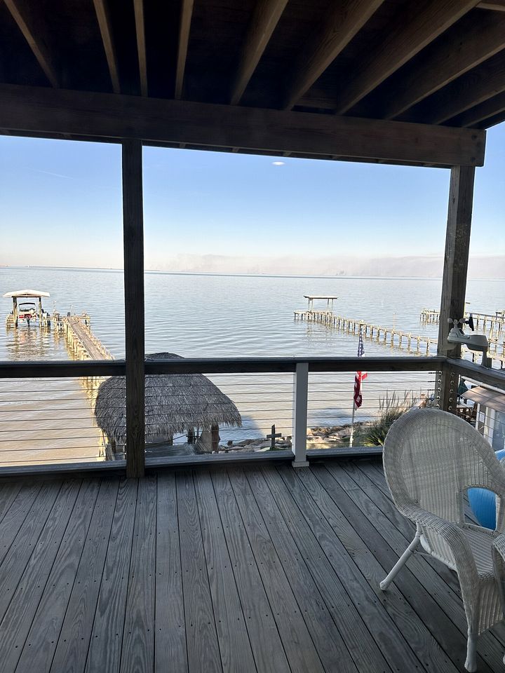 Luxury Bayfront Escape with Hot Tub & Fireplaces in Bacliff, Texas