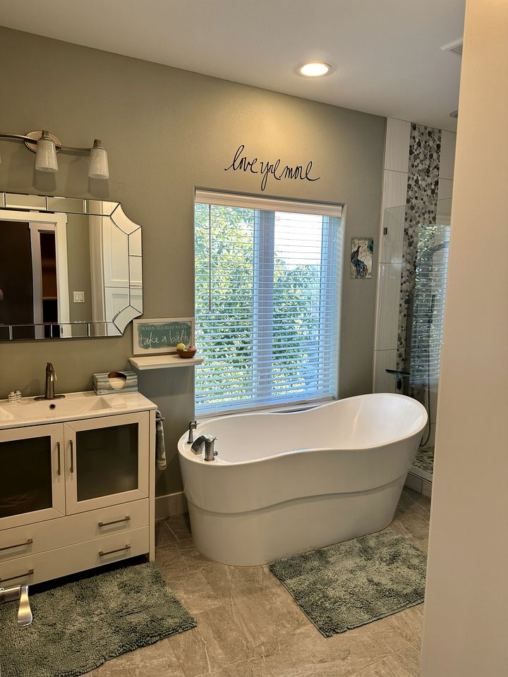 Luxury Bayfront Escape with Hot Tub & Fireplaces in Bacliff, Texas