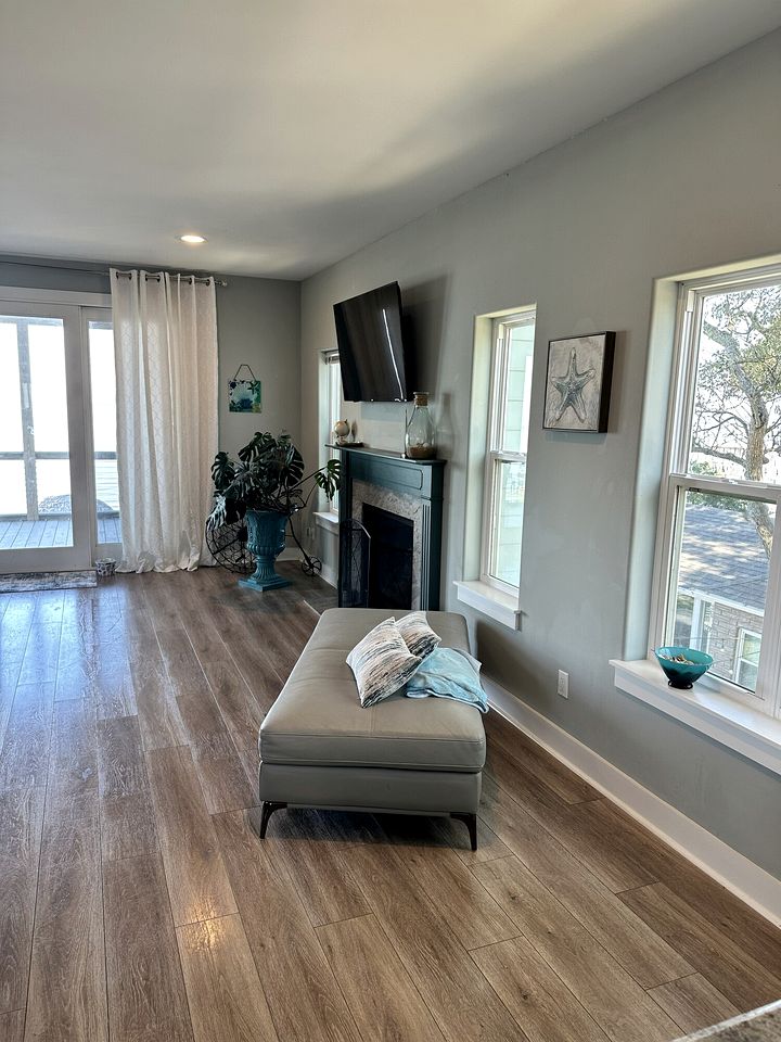 Luxury Bayfront Escape with Hot Tub & Fireplaces in Bacliff, Texas
