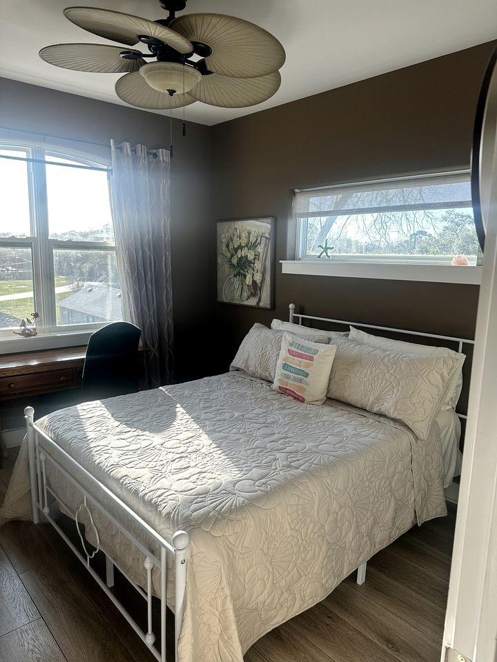Luxury Bayfront Escape with Hot Tub & Fireplaces in Bacliff, Texas