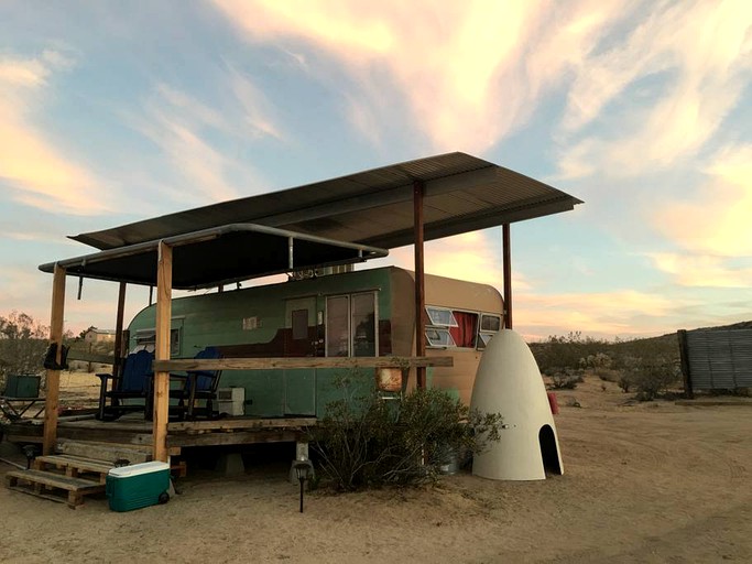 Caravans (Joshua Tree, California, United States)