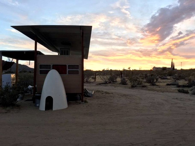 Caravans (Joshua Tree, California, United States)