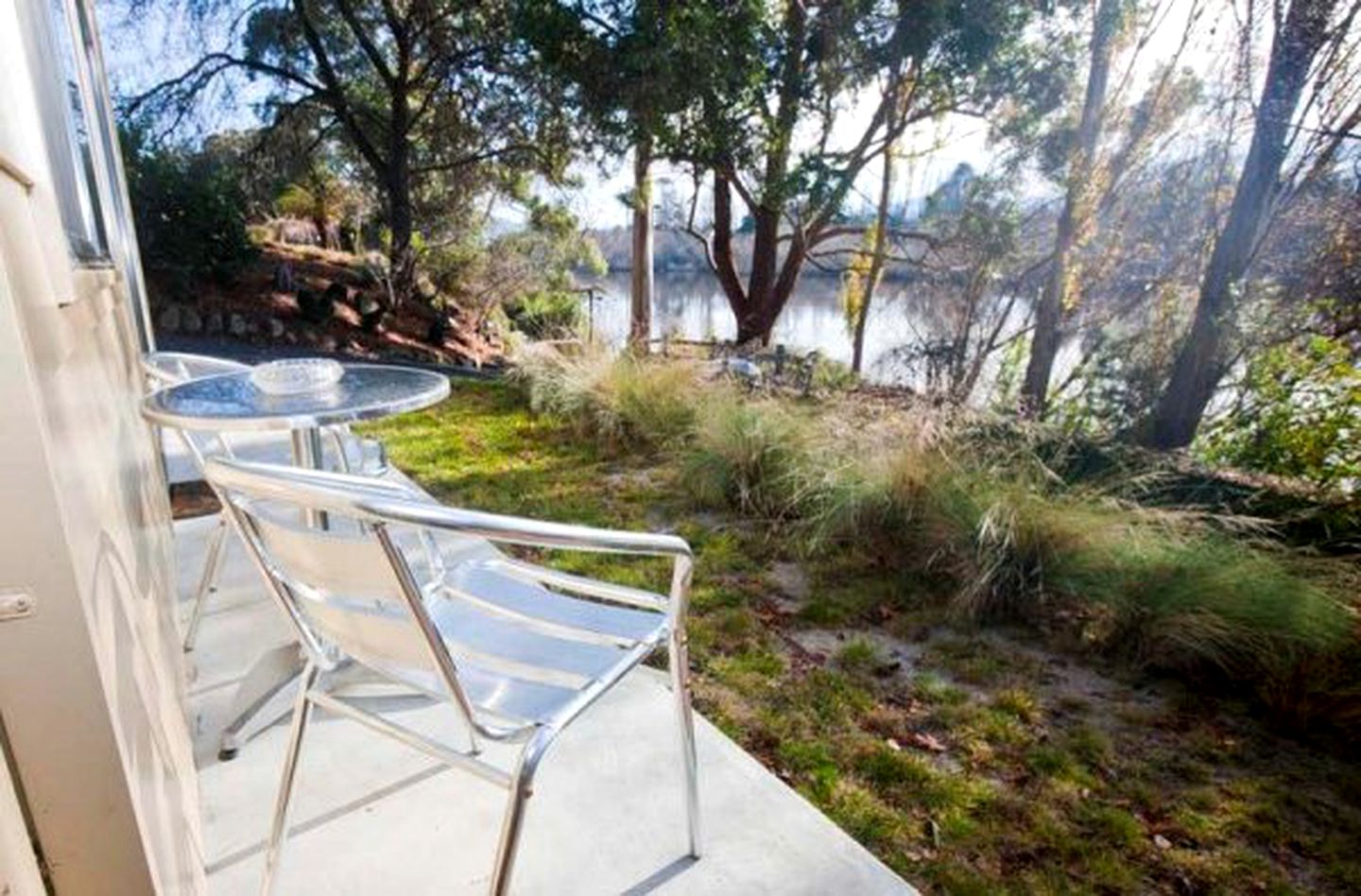 Contemporary Studio-Style Cottage on the Derwent River in Southern Australia