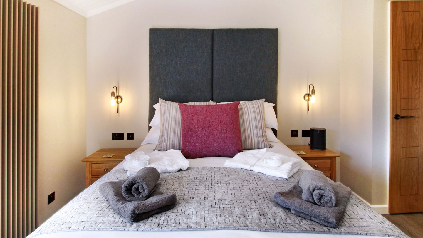 Romantic Woodland Retreat with Hot Tub near South Coast, Dorset