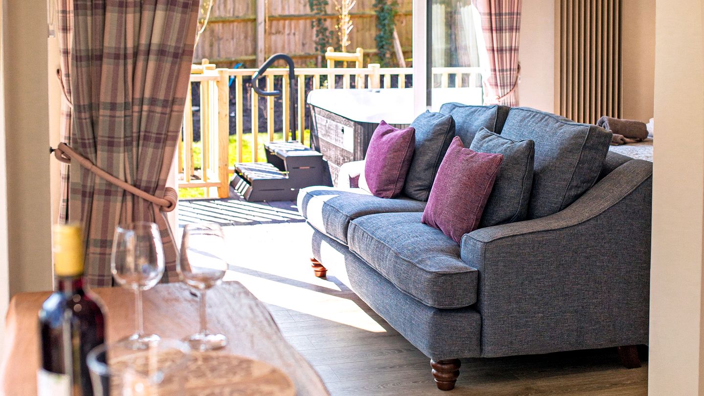 Romantic Woodland Retreat with Hot Tub near South Coast, Dorset