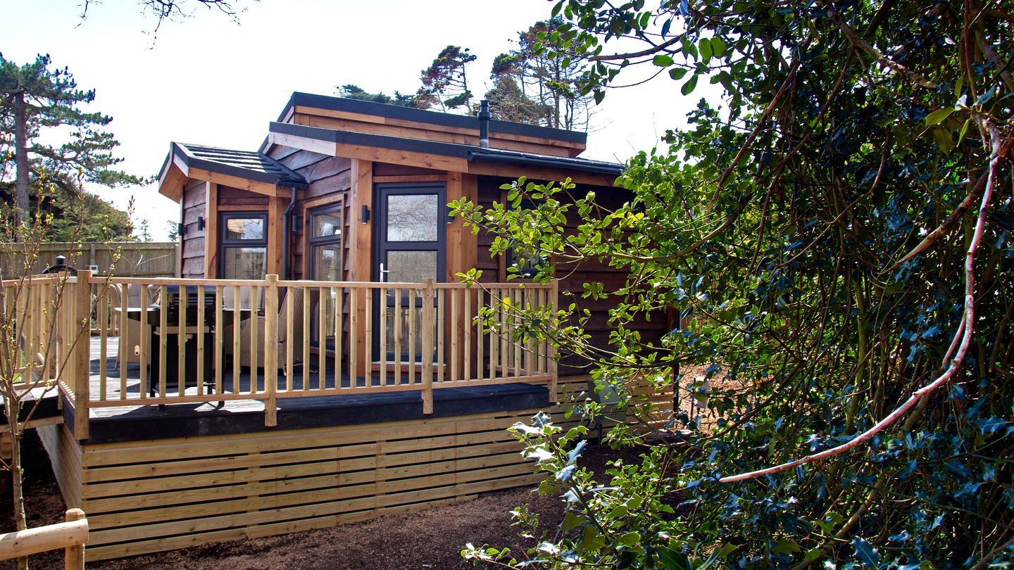 Romantic Woodland Retreat with Hot Tub near South Coast, Dorset