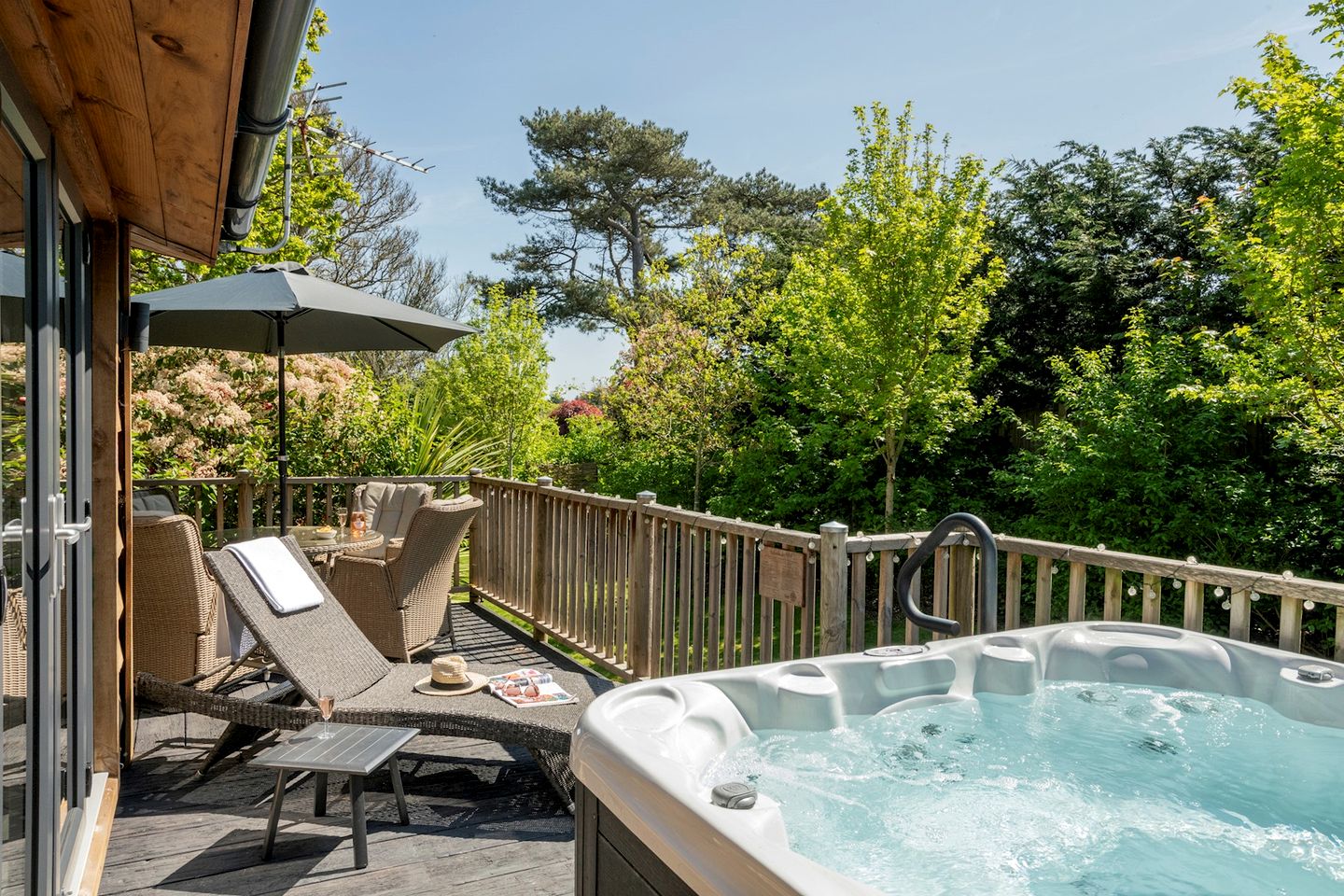 Romantic Woodland Retreat with Hot Tub near South Coast, Dorset