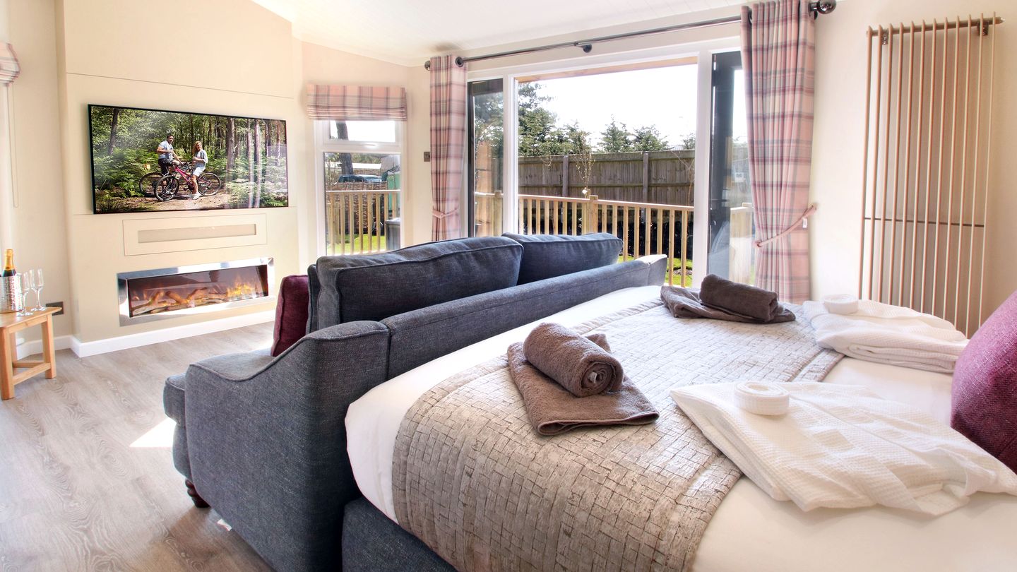 Romantic Woodland Retreat with Hot Tub near South Coast, Dorset