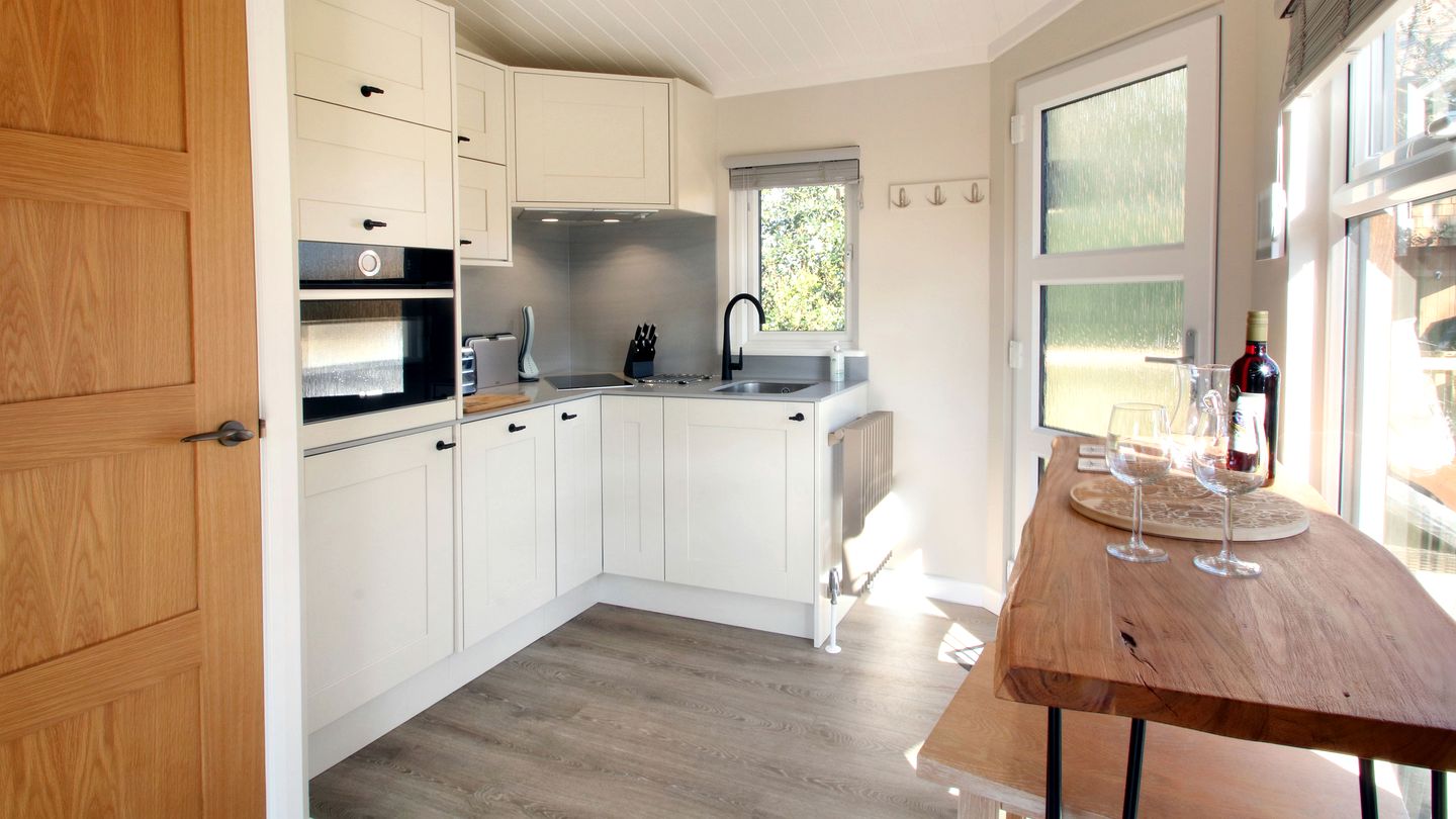 Romantic Woodland Retreat with Hot Tub near South Coast, Dorset