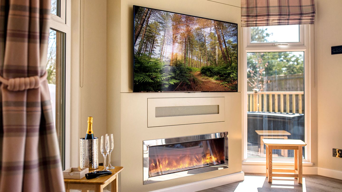 Romantic Woodland Retreat with Hot Tub near South Coast, Dorset
