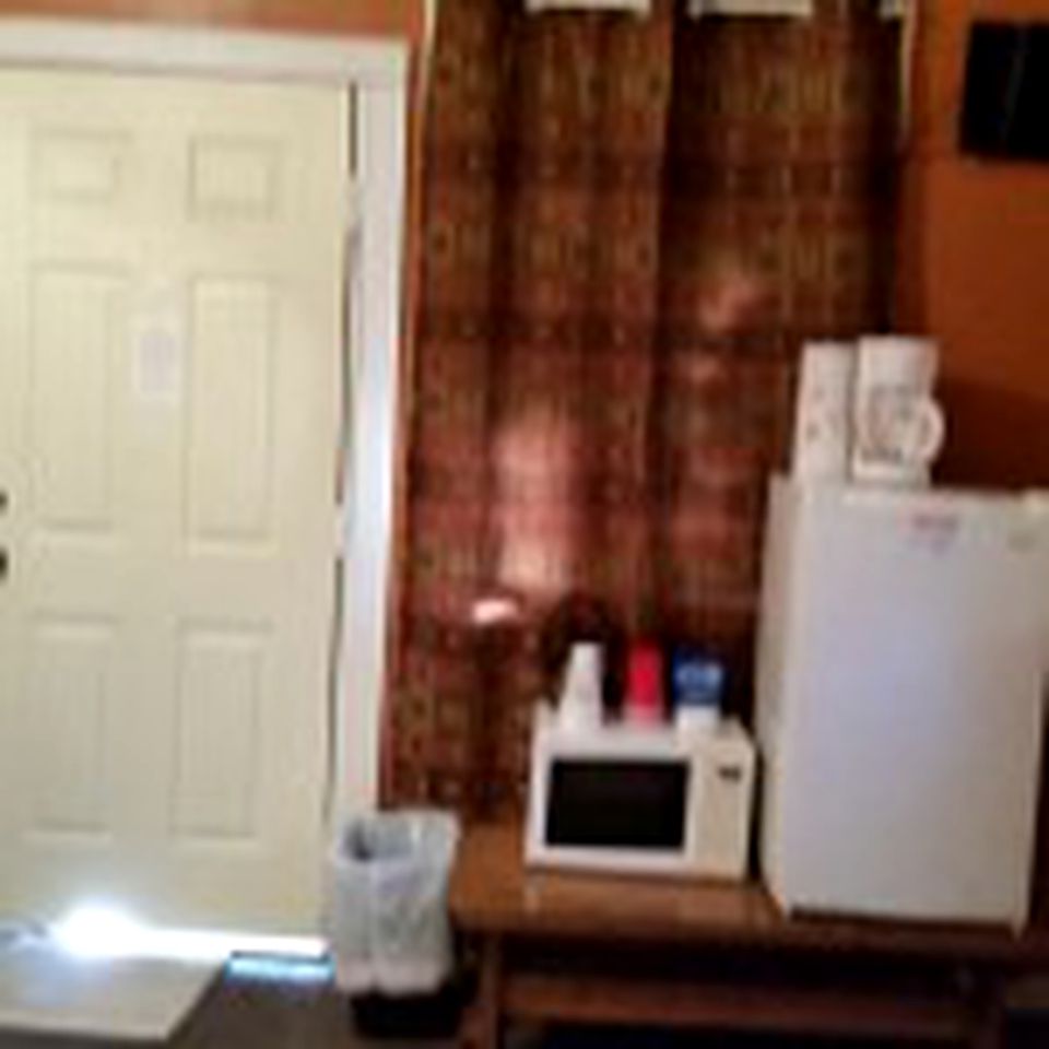 Vacation Rental Nestled in a Spacious Cabin with Shared Deck near Van, Texas