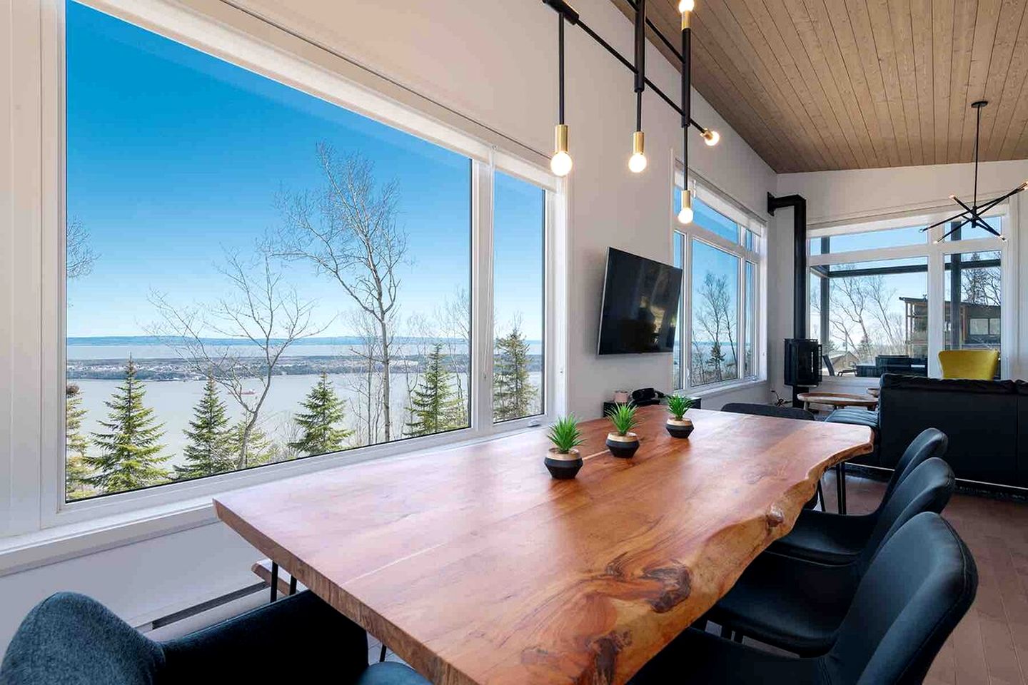 Idyllic Cottage with Open Living Spaces in Les Éboulements, Quebec