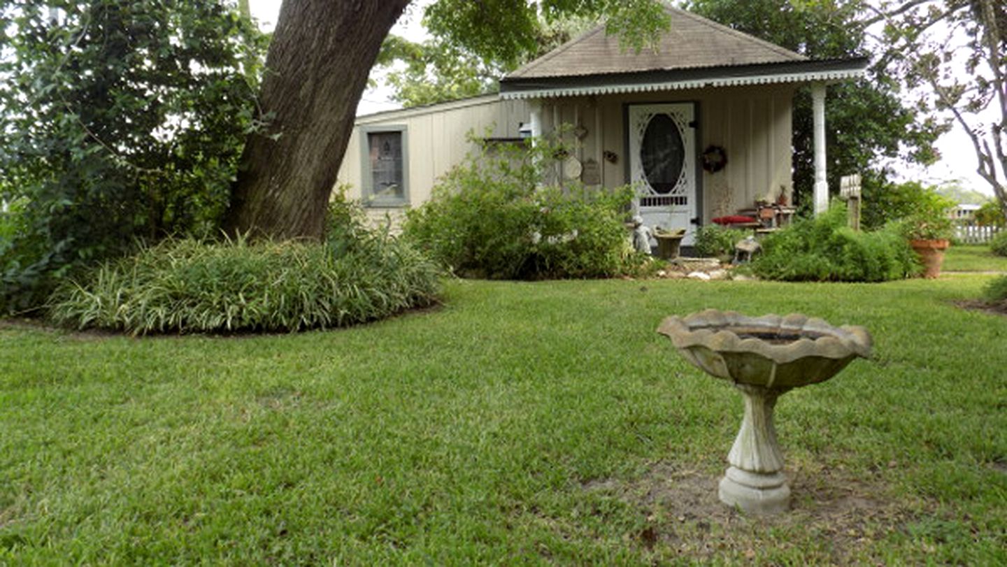 Bed and Breakfast Guest Cottage for Two near Bellville, Texas