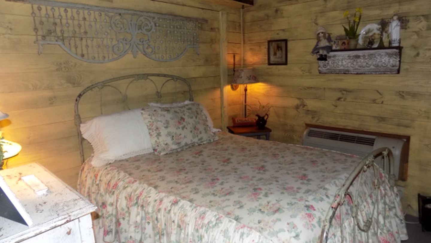 Bed and Breakfast Guest Cottage for Two near Bellville, Texas