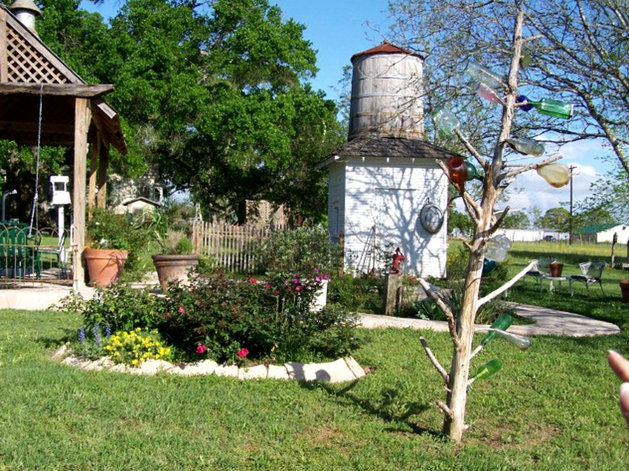 Cozy Romantic Accommodation in Bed and Breakfast near Bellville, Texas