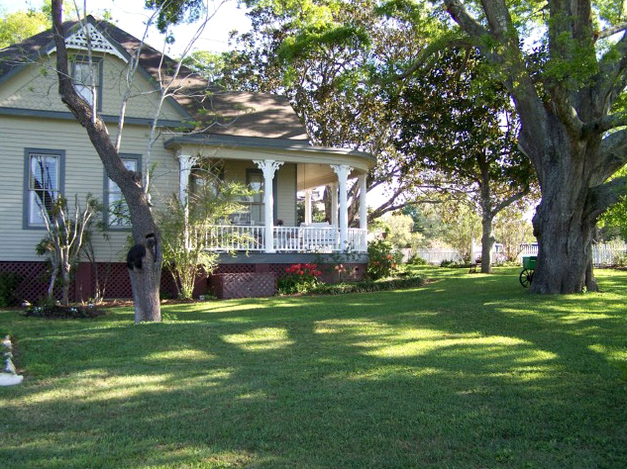 Romantic Room Rental in Lovely Bed and Breakfast near Bellville, Texas