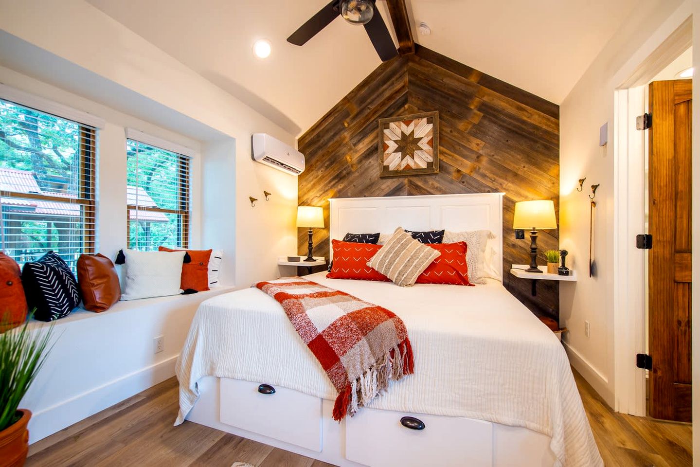 Charming Treehouse for Two Near Magnolia, Texas