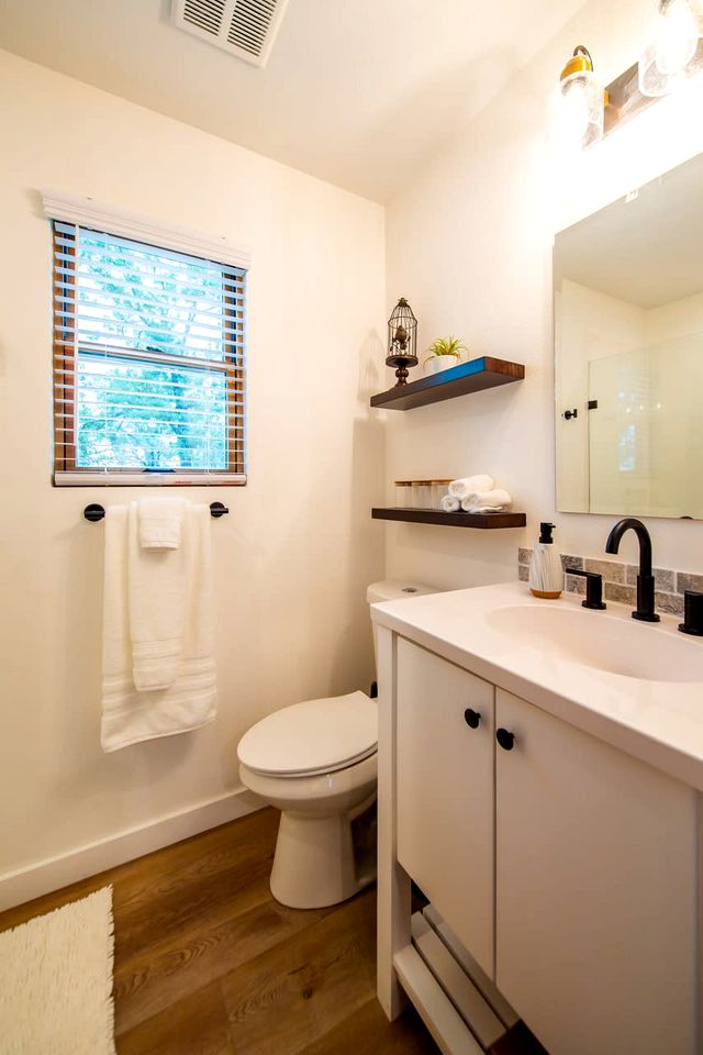 Charming Treehouse for Two Near Magnolia, Texas