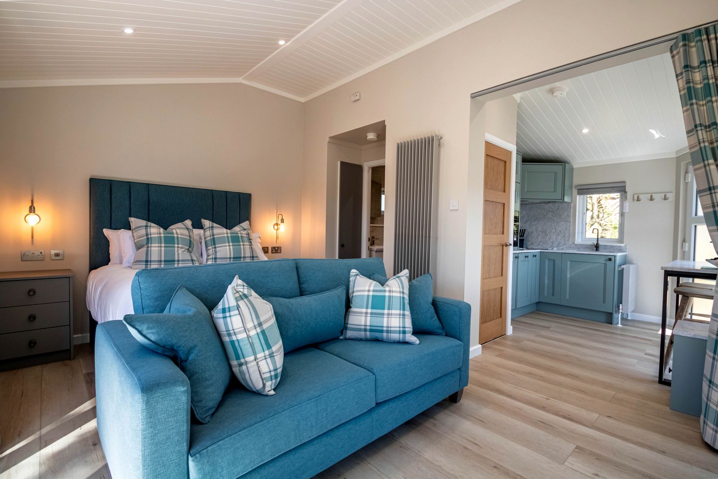 Romantic Woodland Lodge with Hot Tub near South Coast, England