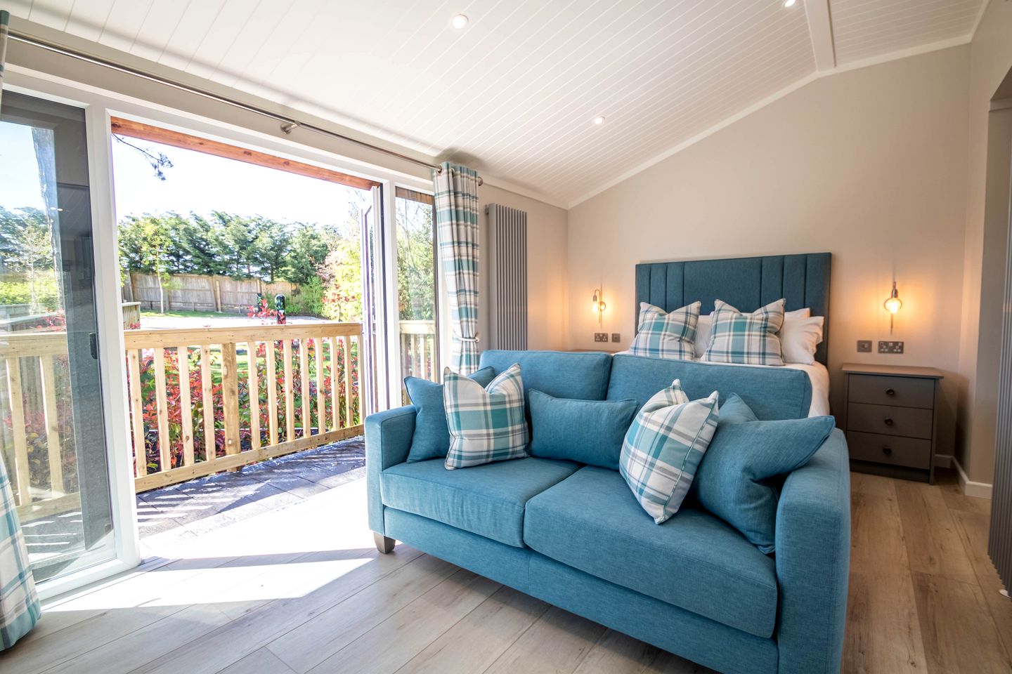 Romantic Woodland Lodge with Hot Tub near South Coast, England