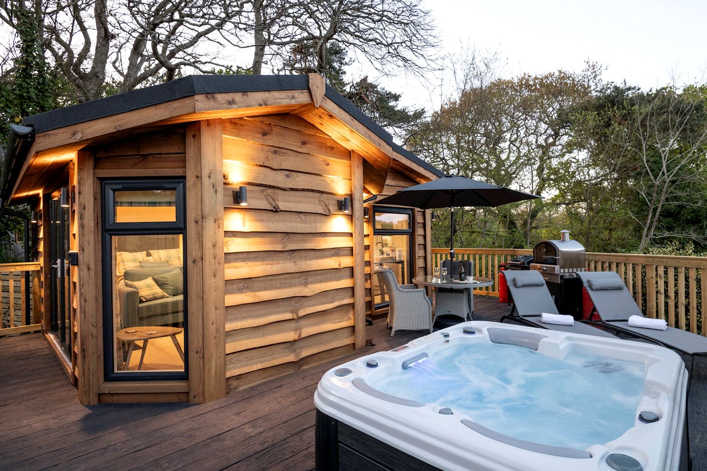 Romantic Woodland Lodge with Hot Tub near South Coast, England