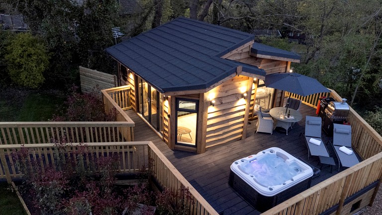 Romantic Woodland Lodge with Hot Tub near South Coast, England