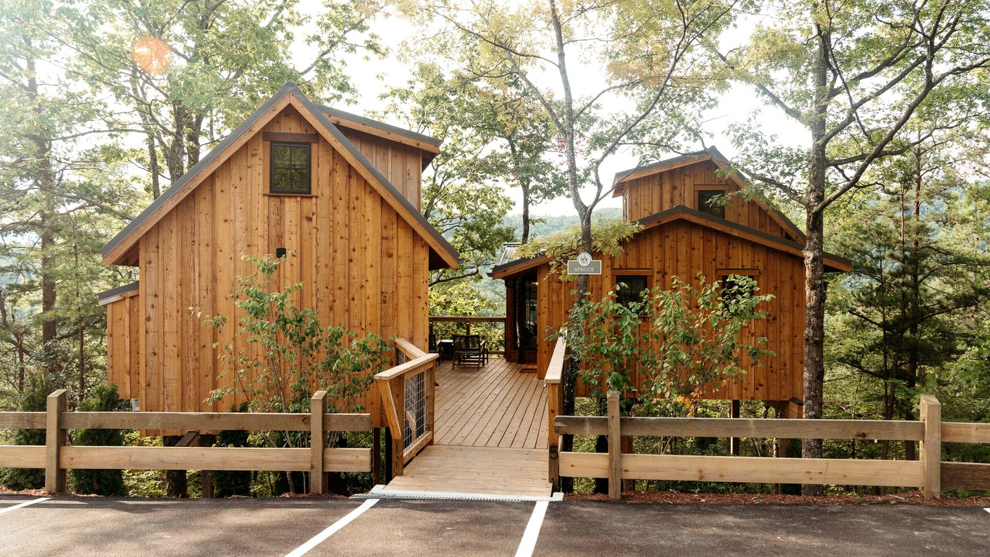 Wonderful Tree House with Barbecue and Hot-tub in Gatlinburg, Tennessee