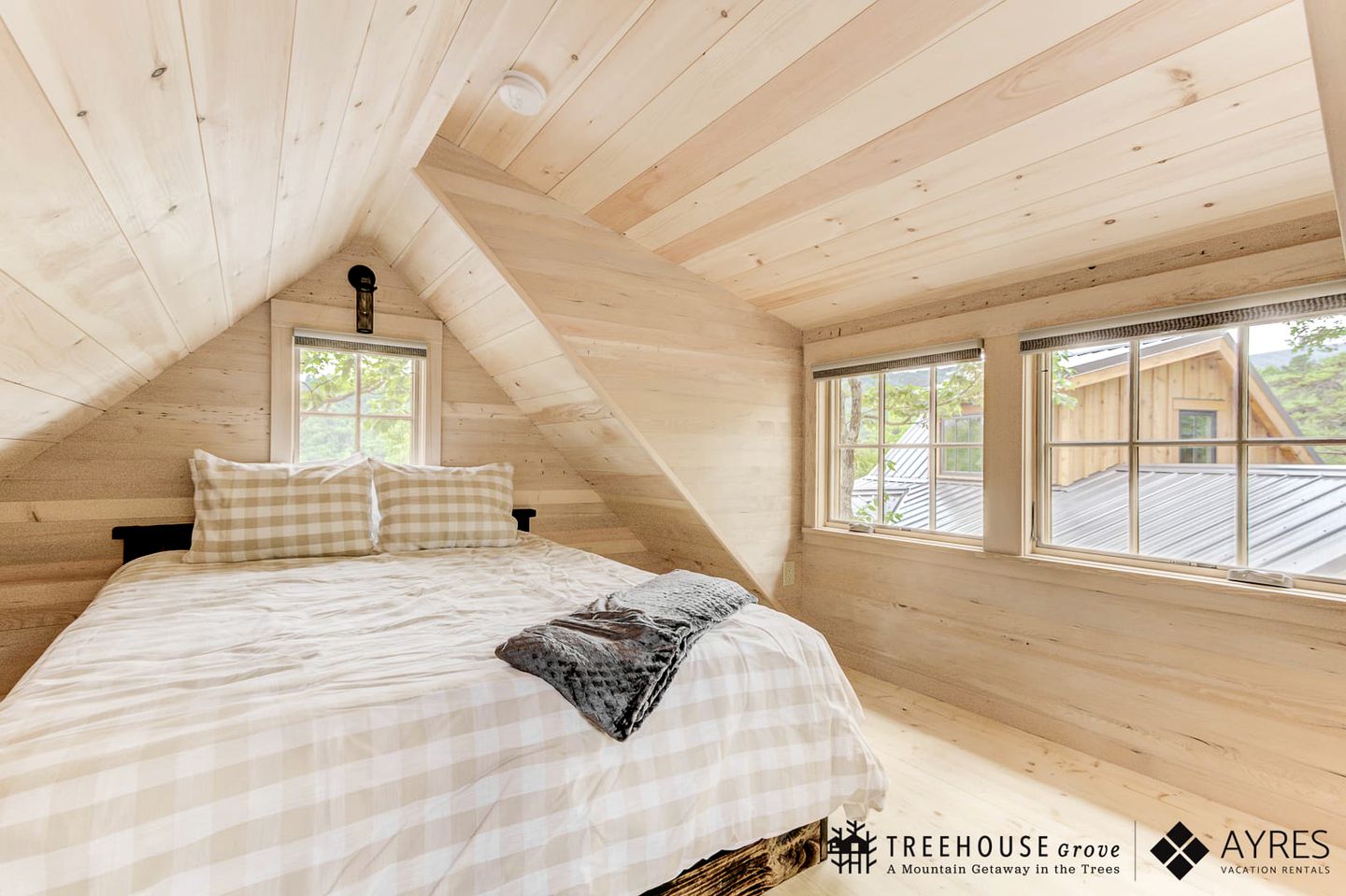 Wonderful Tree House with Barbecue and Hot-tub in Gatlinburg, Tennessee