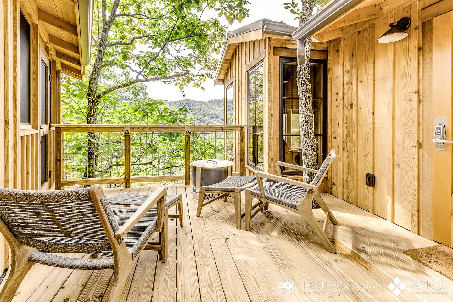 Wonderful Tree House with Barbecue and Hot-tub in Gatlinburg, Tennessee