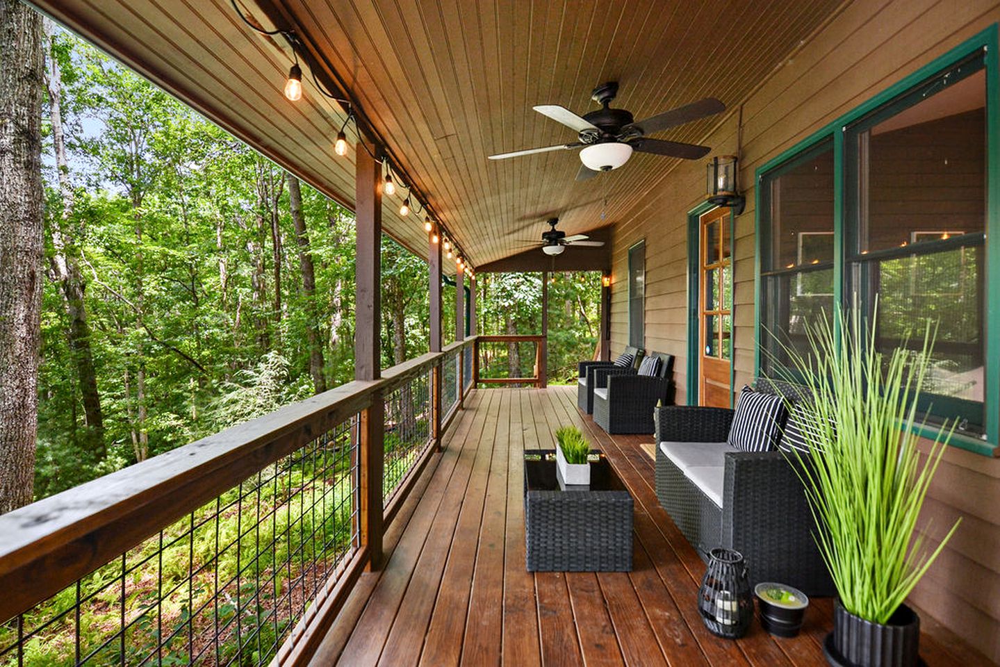 Deck Oasis: Stylish Cabin Retreat in Aska Mountain, Blue Ridge