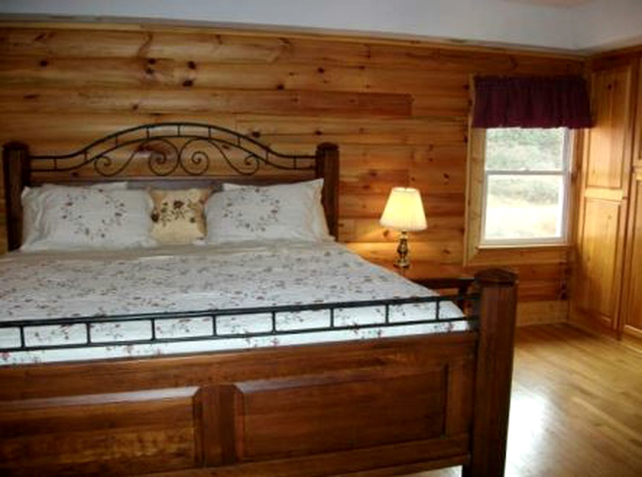 Luxury Lodge Rental with Creek Views near Hillsville, Virginia