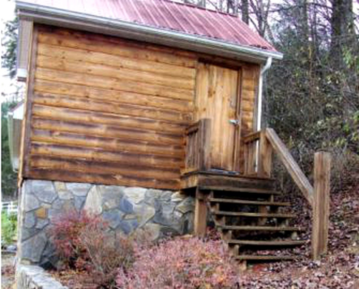 Luxury Lodge Rental with Creek Views near Hillsville, Virginia