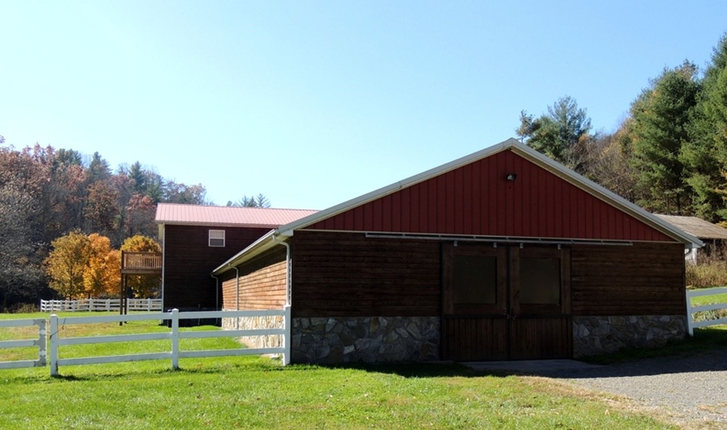 Secluded Cottage Getaway on an Authentic Horse Farm near Hillsville, Virginia